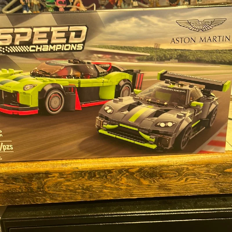 Encouraging imaginative storytelling LEGOBrickhouse LEGO Aston Martin Valkyrie AM/Vantage 76910