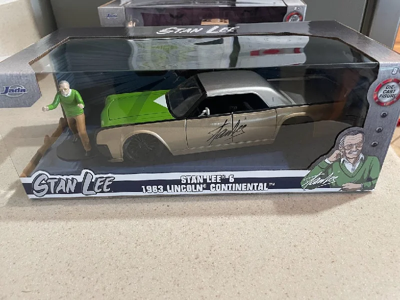 Realistic toy carsJada Hollywood Rides Stan Lee 1963 Lincoln Contenental